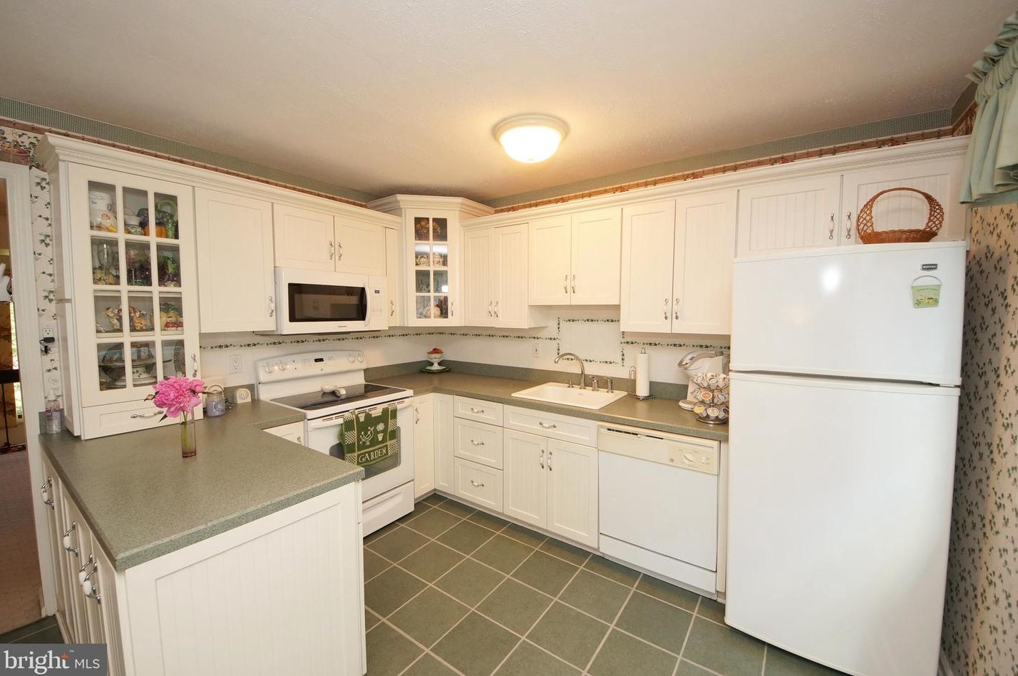 159 Henderson Pl, East Windsor NJ  08520-5708 exterior