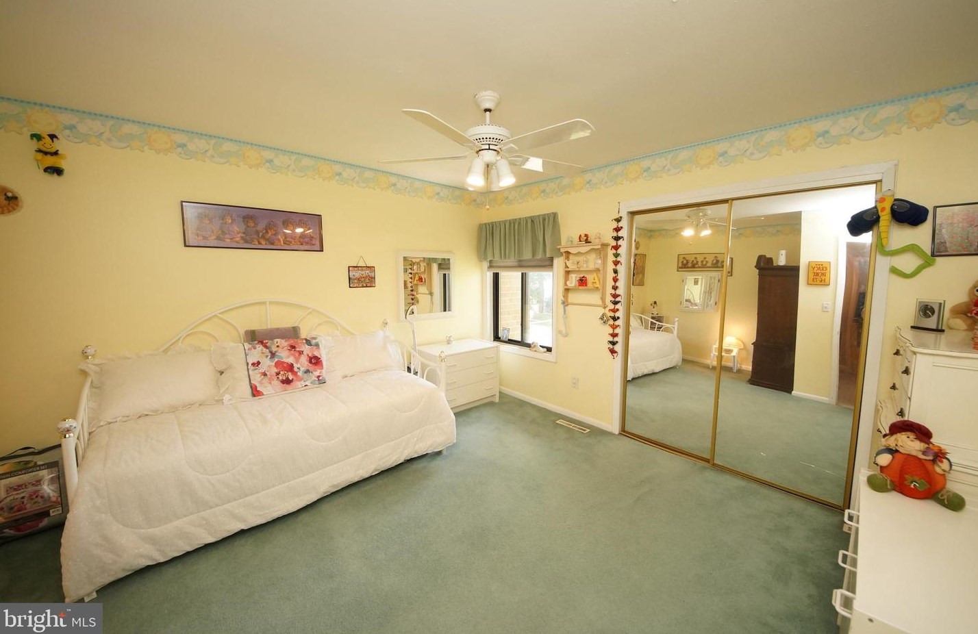 159 Henderson Pl, East Windsor NJ  08520-5708 exterior