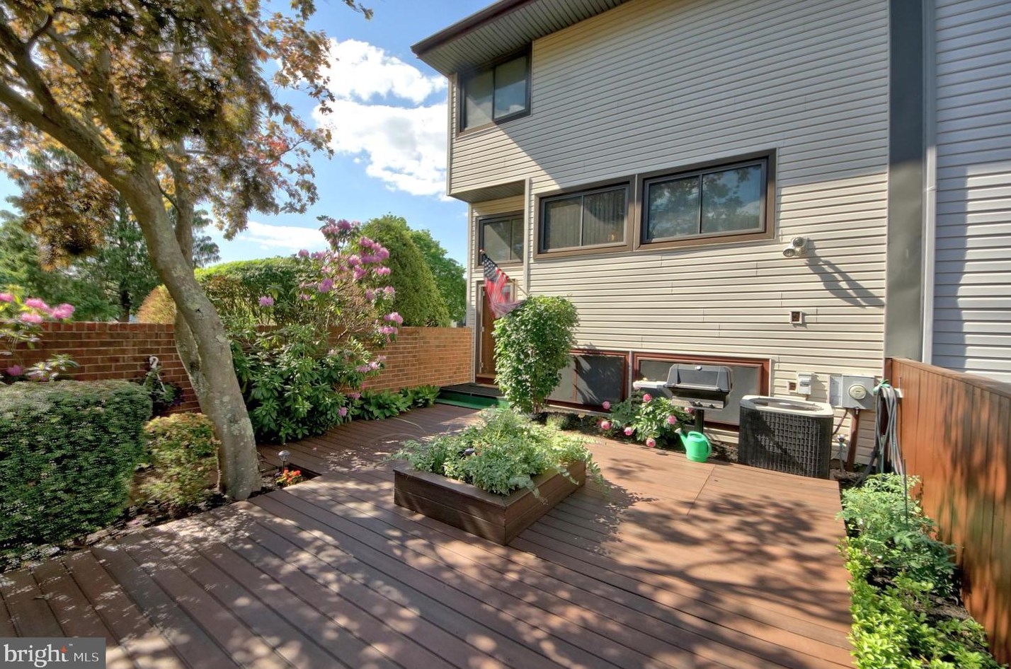 159 Henderson Pl, East Windsor NJ  08520-5708 exterior