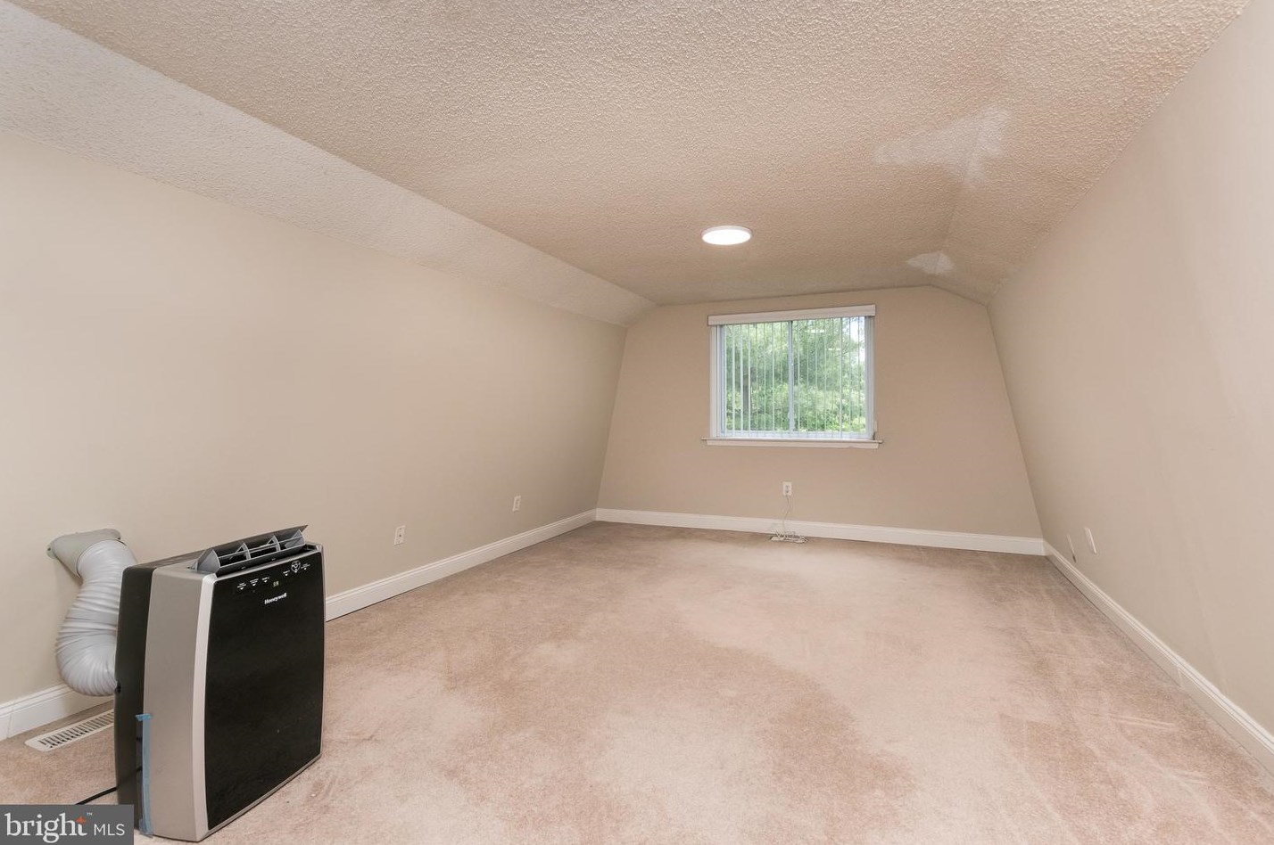 69 Thoreau Dr, Plainsboro NJ 08536-3034 exterior