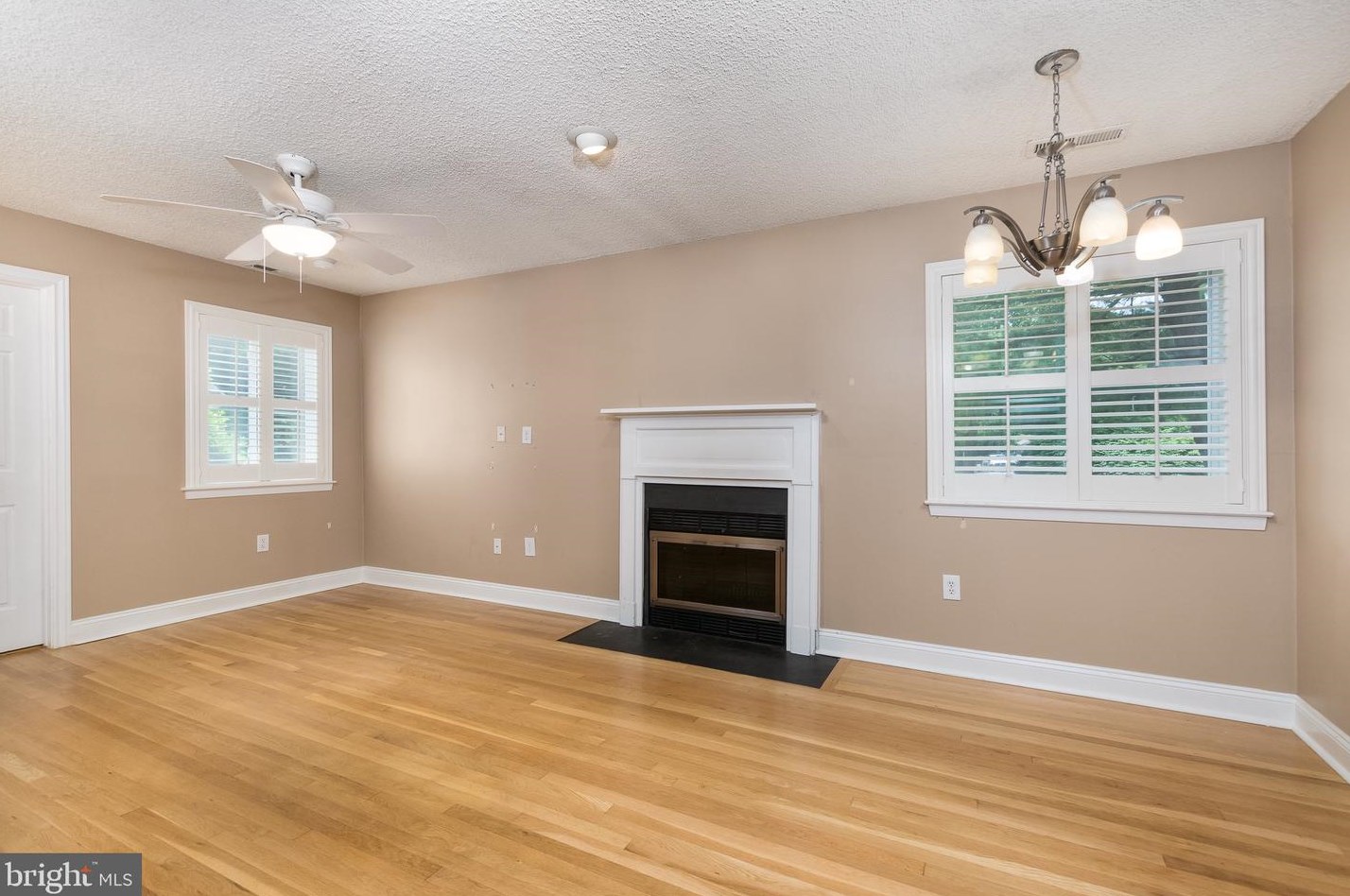 69 Thoreau Dr, Plainsboro NJ 08536-3034 exterior