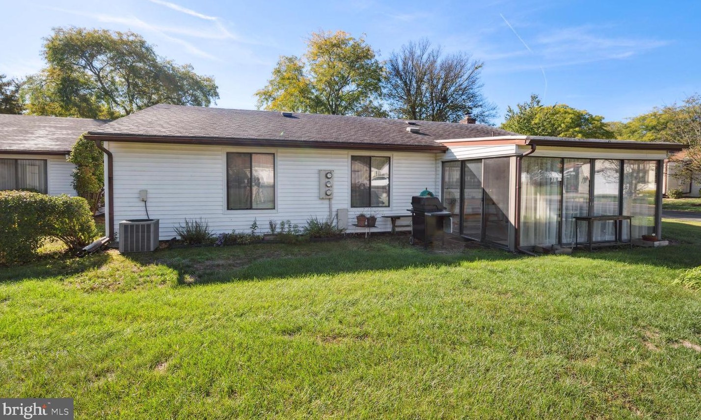 135 Chatham Dr, Monroe Twp NJ  08831-5023 exterior