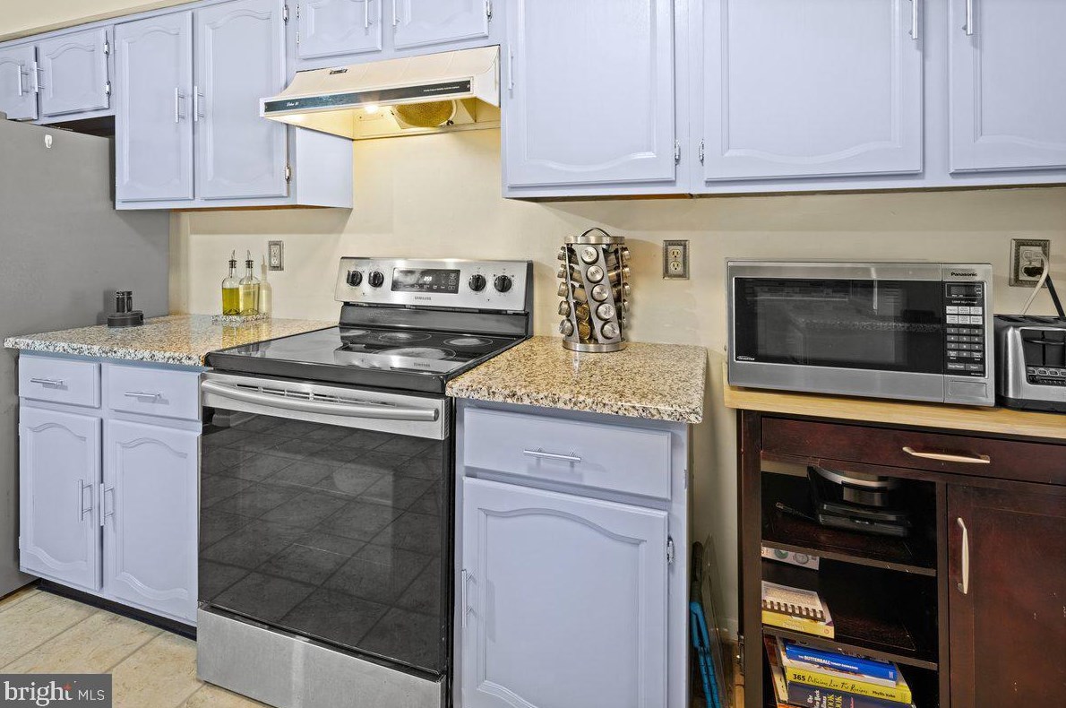 43 Thoreau Dr, Plainsboro NJ  08536-3020 exterior