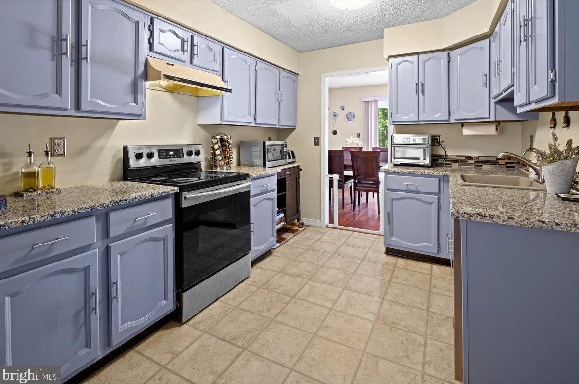 43 Thoreau Dr, Plainsboro NJ  08536-3020 exterior