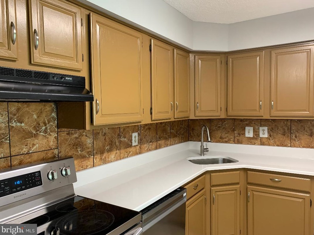 8111 Tamarron Dr, Plainsboro NJ  08536-4340 exterior