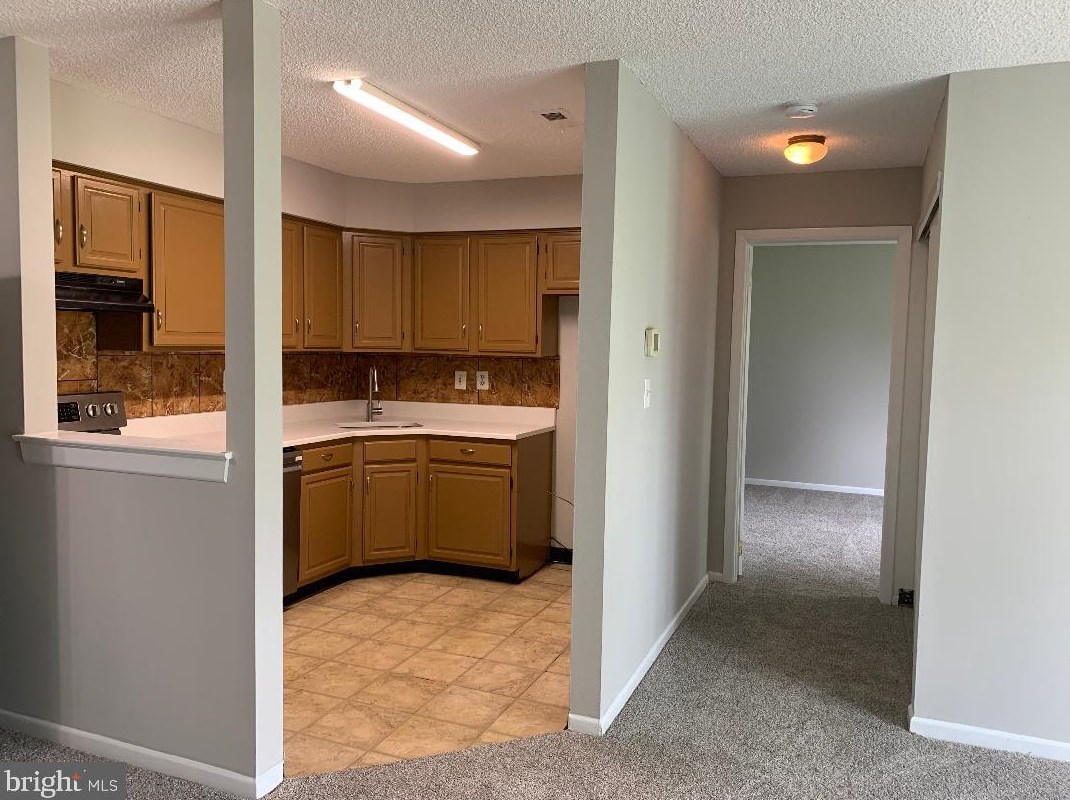 8111 Tamarron Dr, Plainsboro NJ  08536-4340 exterior