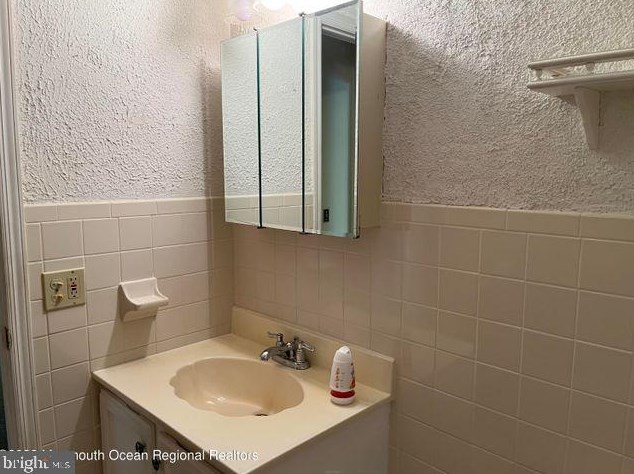 56 Pulaski Blvd, Toms River NJ  08757-6425 exterior