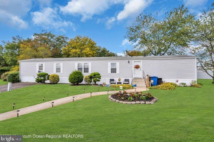 916 Peaceful Way, Toms River NJ  08755-1194 exterior