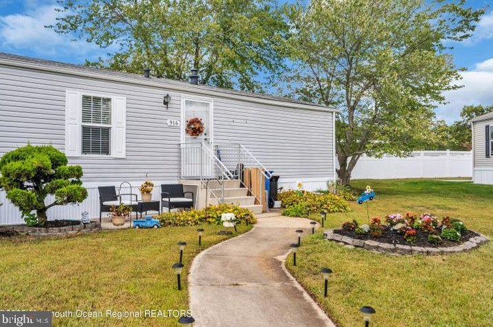 916 Peaceful Way, Toms River NJ  08755-1194 exterior