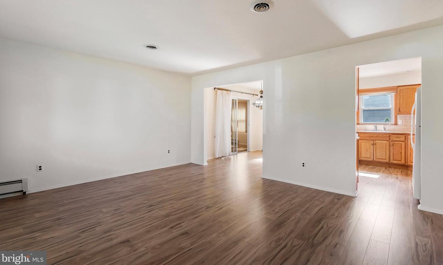 25 Willoughby Ct, Toms River NJ  08757-4701 exterior