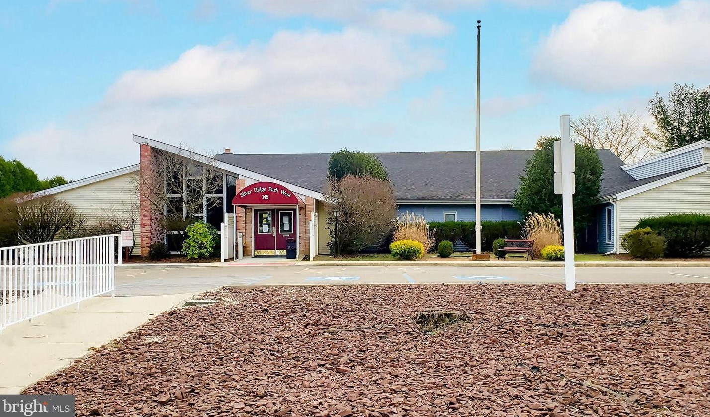 25 Willoughby Ct, Toms River NJ  08757-4701 exterior