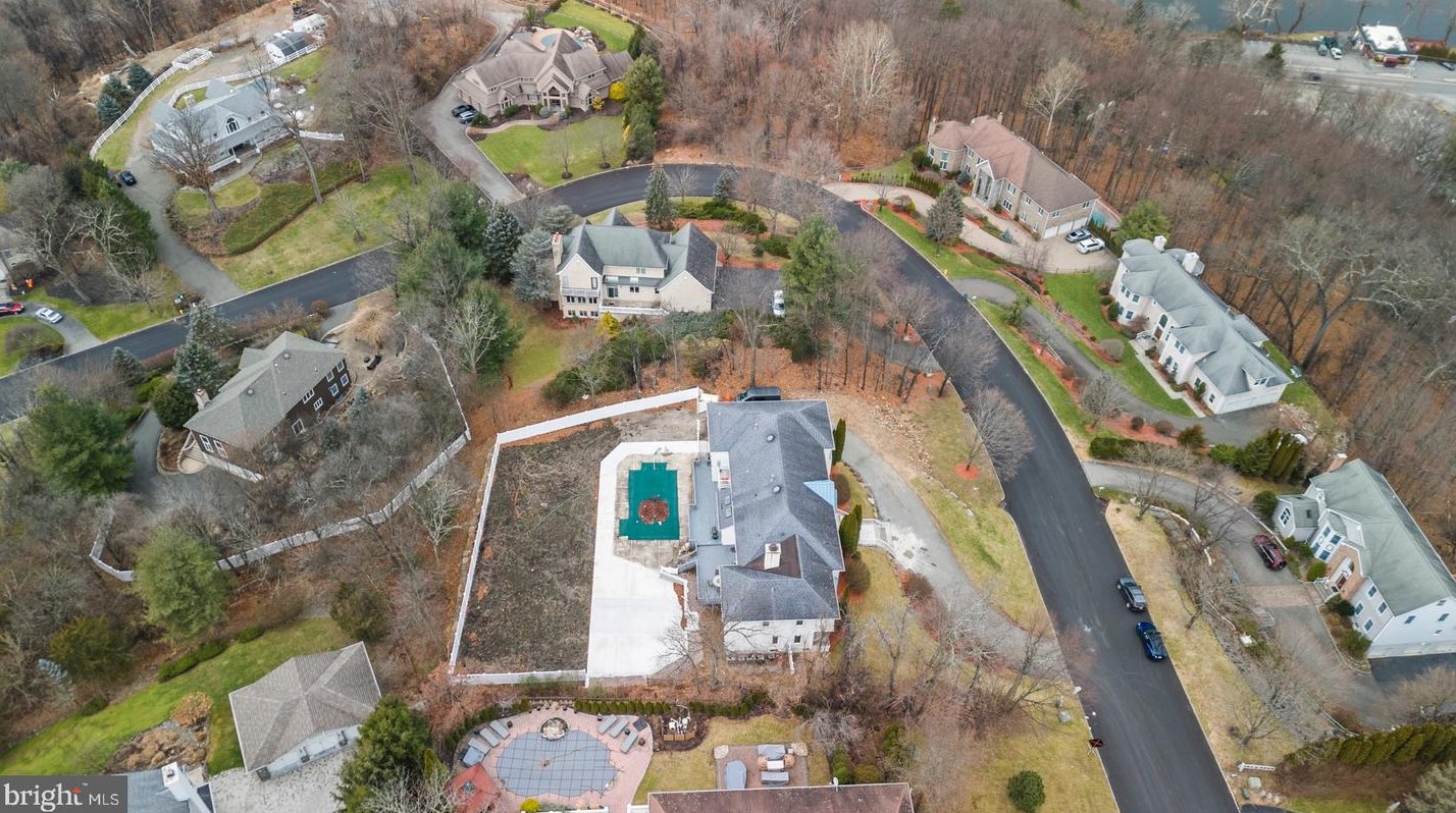 83 Chopin Dr, Wayne NJ  07470-6264 exterior