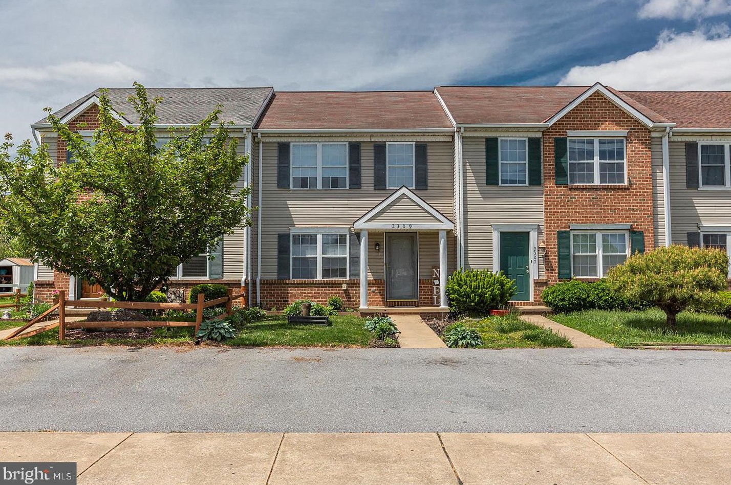 2309 Morris Dr, East Petersburg PA  17520-1057 exterior