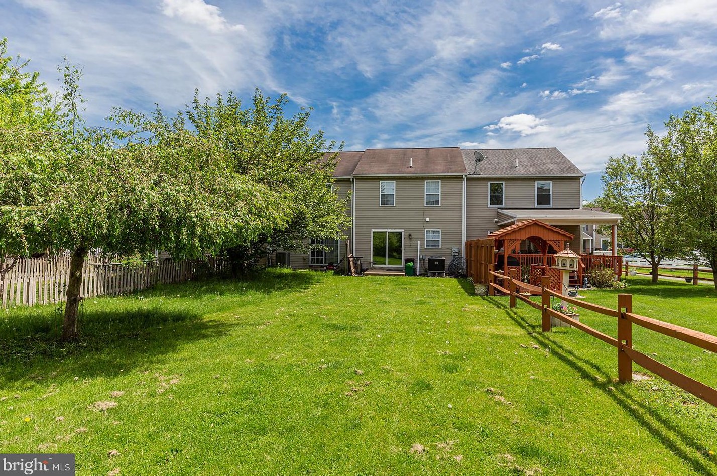 2309 Morris Dr, East Petersburg PA  17520-1057 exterior