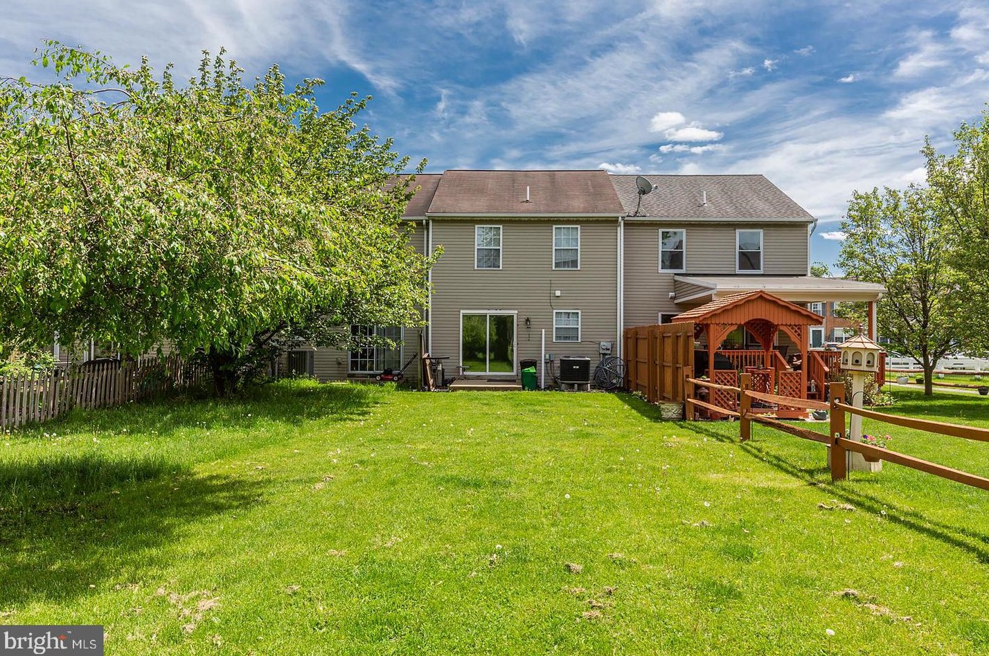 2309 Morris Dr, East Petersburg PA  17520-1057 exterior