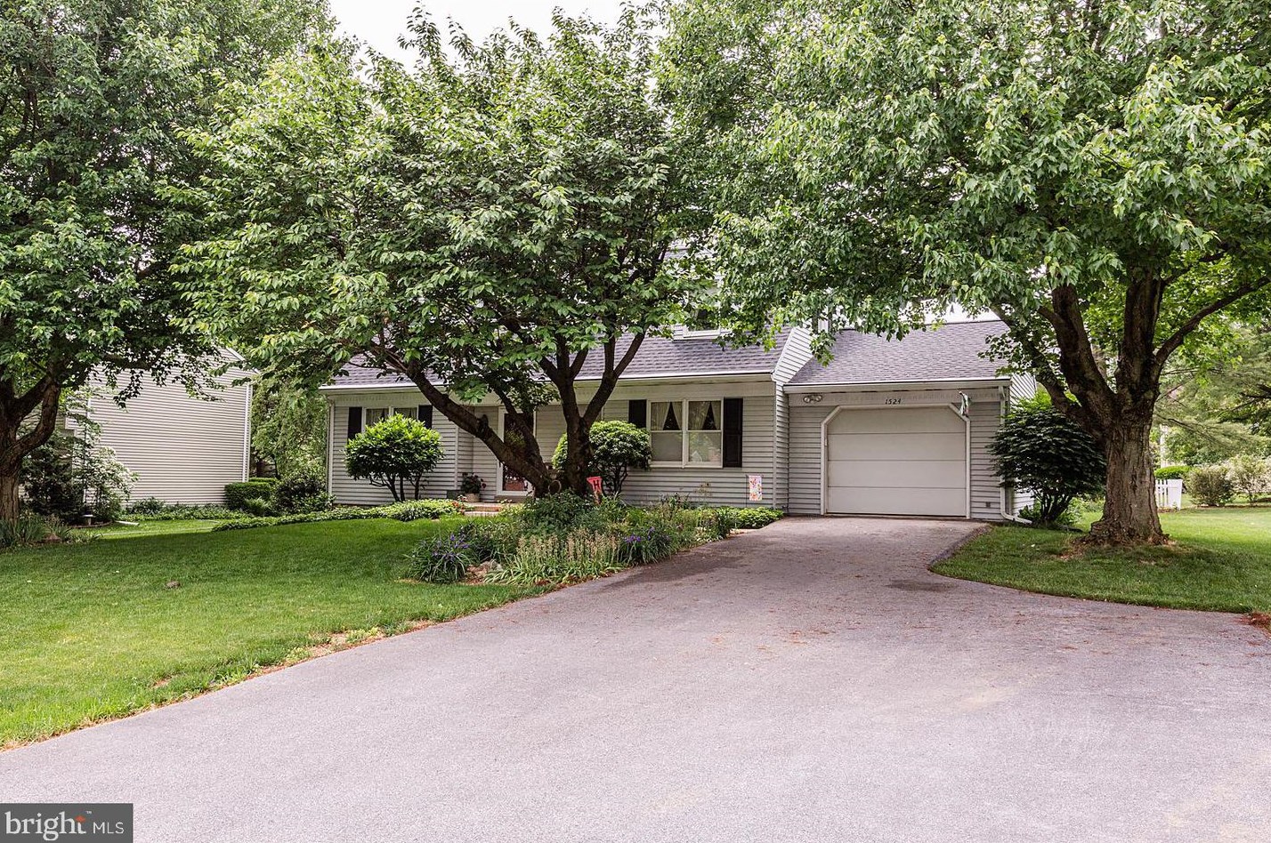 1524 English Brook Dr, Landisville PA  17538-1349 exterior