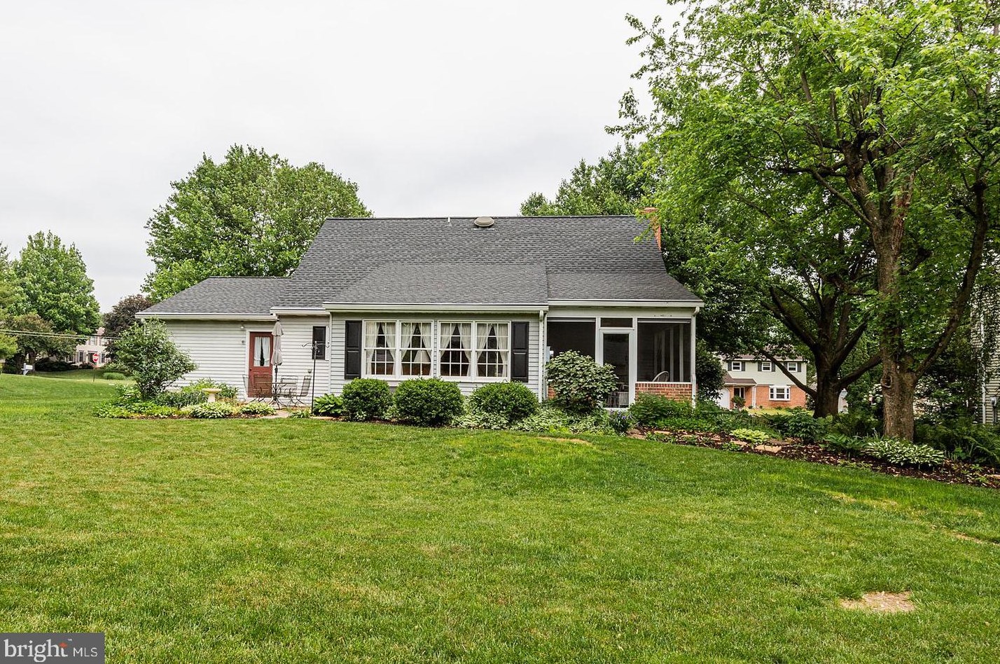 1524 English Brook Dr, Landisville PA  17538-1349 exterior