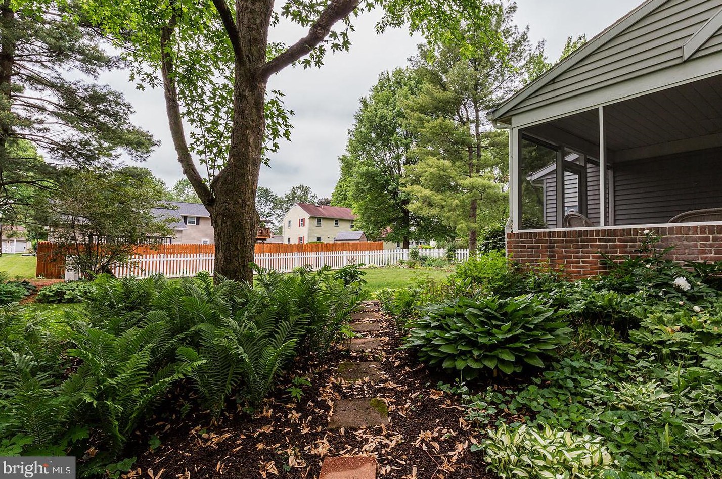 1524 English Brook Dr, Landisville PA  17538-1349 exterior