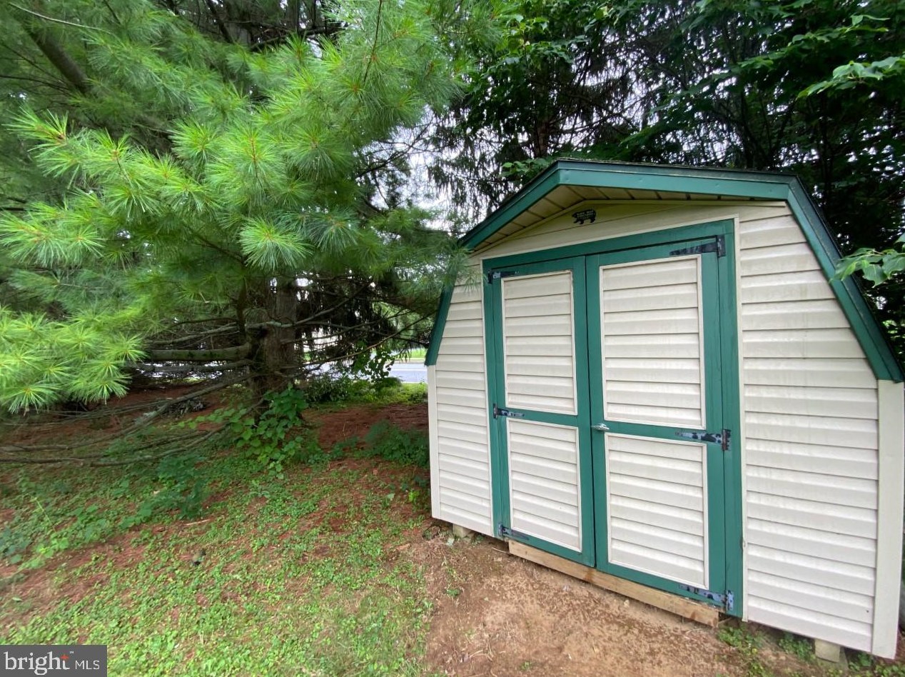 2473 Franklin Dr, East Petersburg PA  17520-1062 exterior