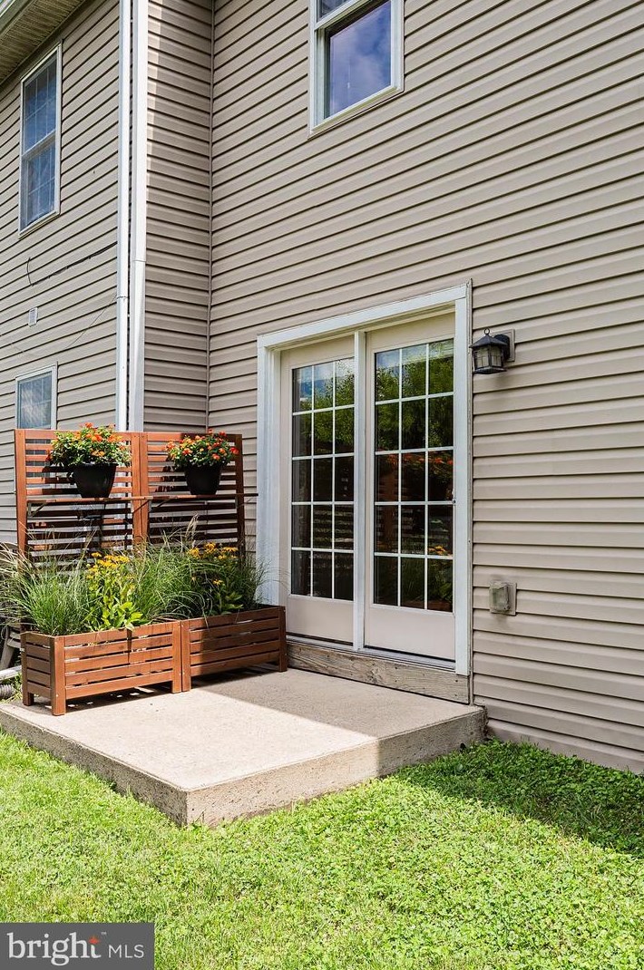 2473 Franklin Dr, East Petersburg PA  17520-1062 exterior