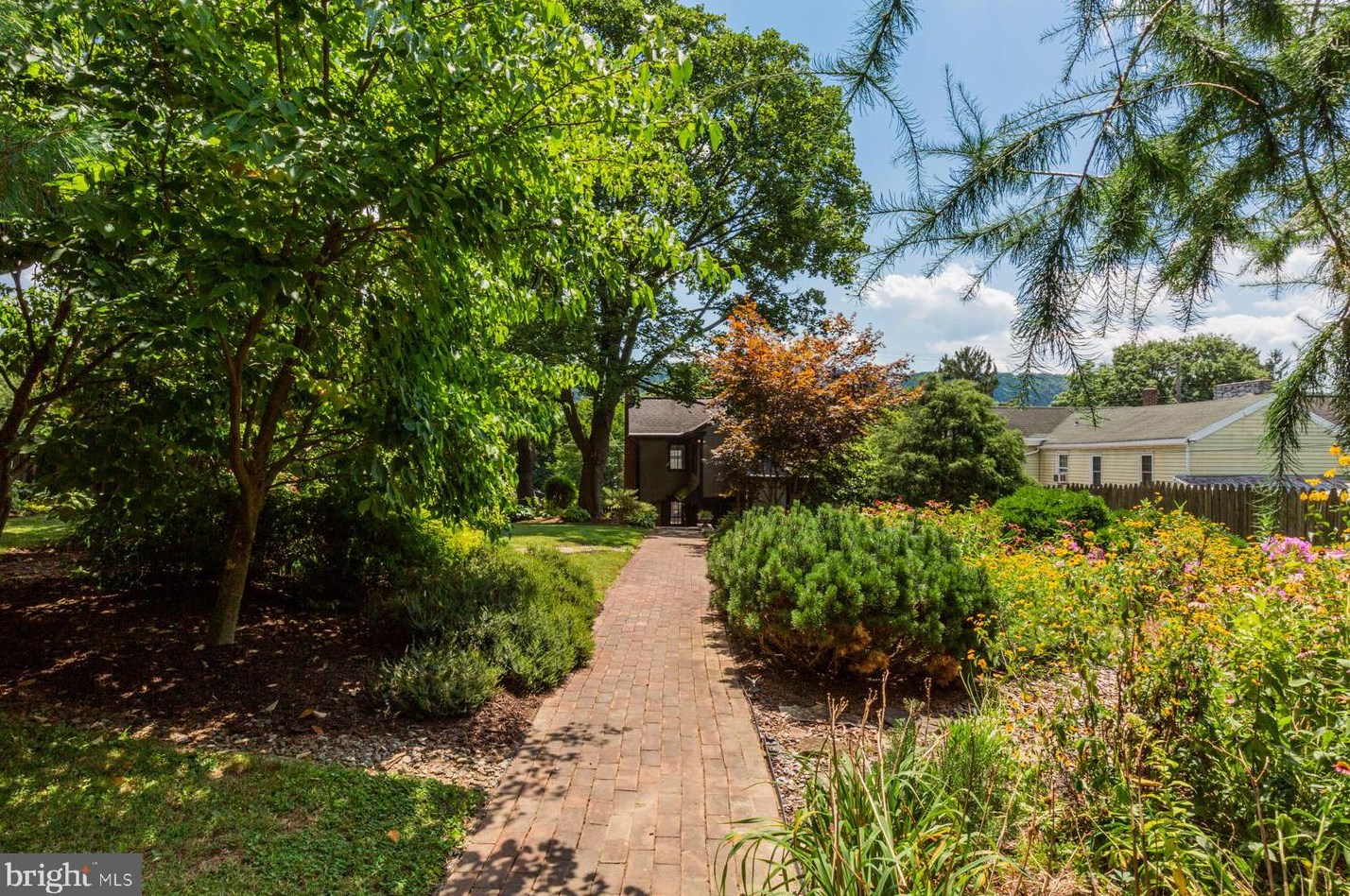 466 Market St, Marietta PA 17547-1608 exterior