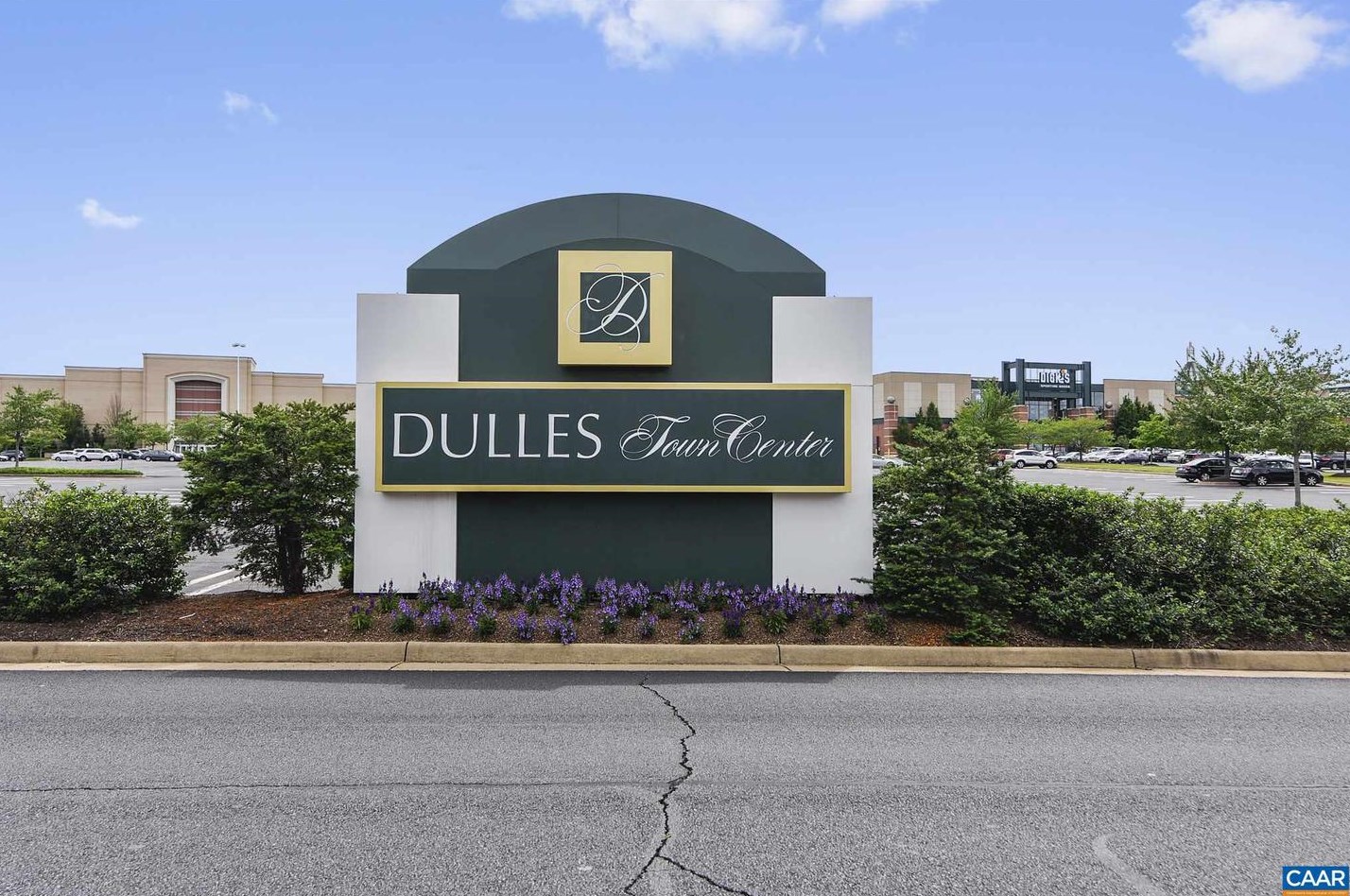 53 Quincy Ct, Dulles VA  20165-5755 exterior