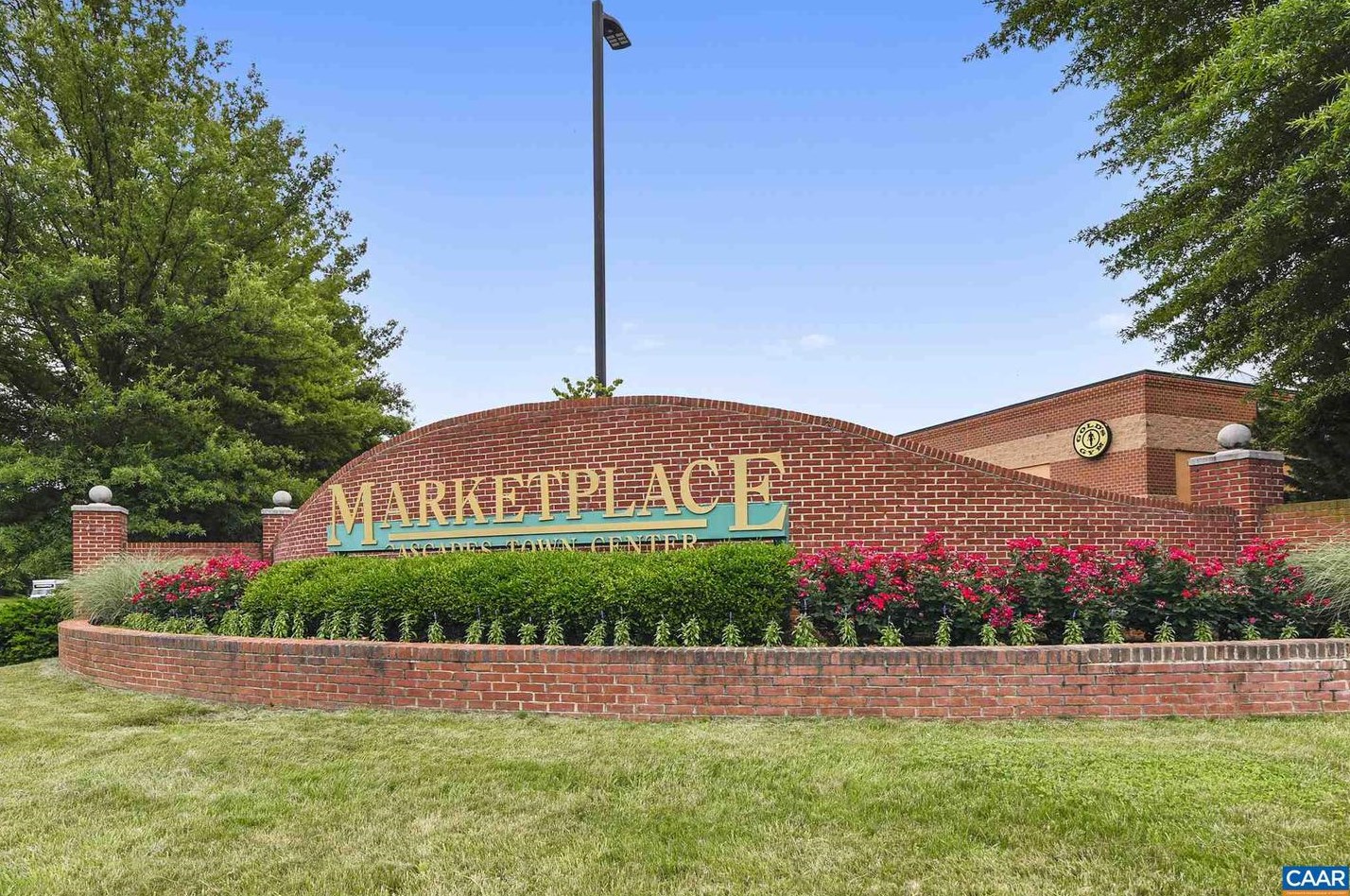 53 Quincy Ct, Dulles VA  20165-5755 exterior