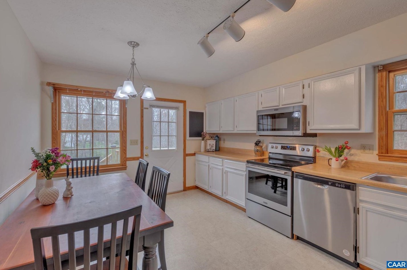 262 Mohican Trl, Ruckersville VA  22968-3437 exterior