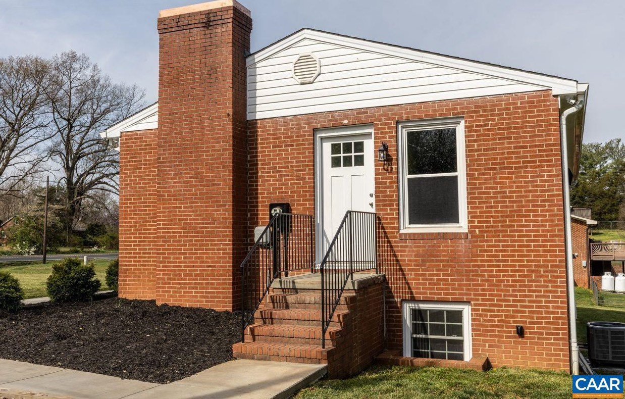 2514 Thomas Jefferson Pkwy, Bybee VA  22963-4808 exterior