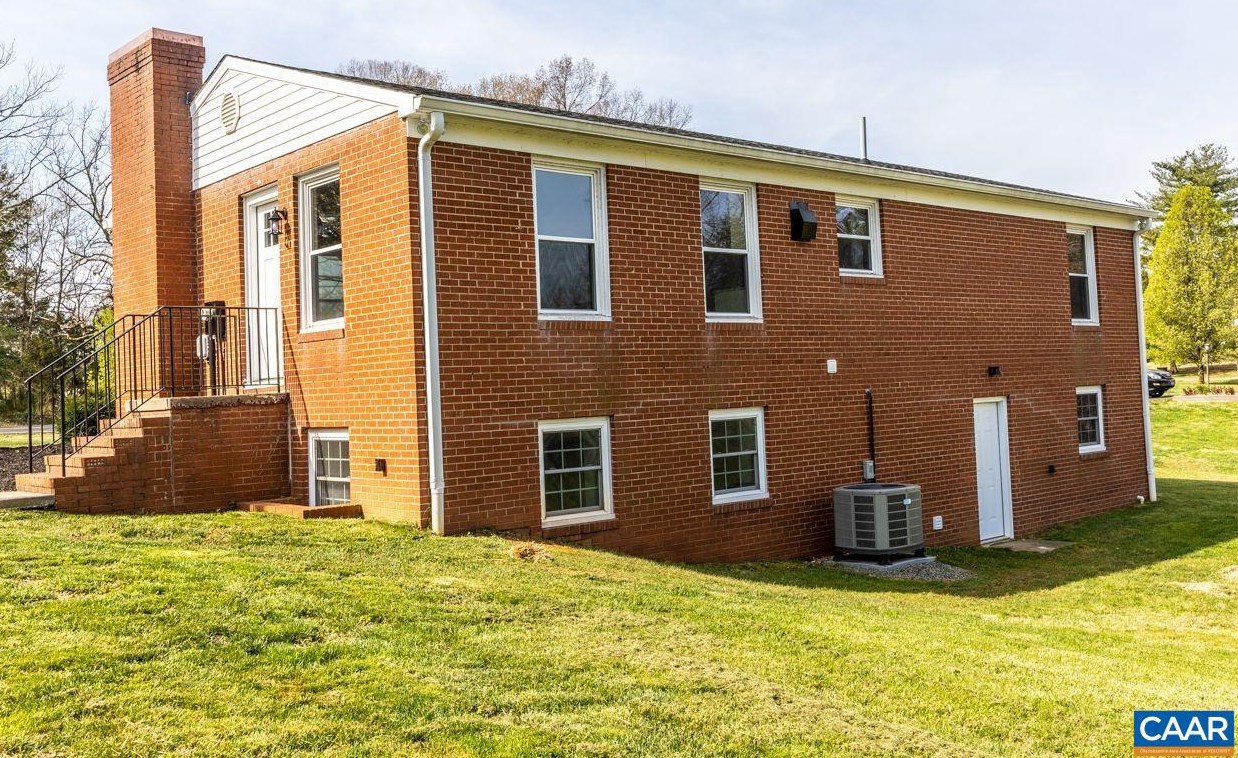 2514 Thomas Jefferson Pkwy, Bybee VA  22963-4808 exterior