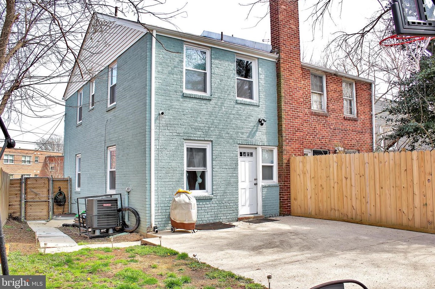 3459 25th St, Washington DC 20037-2209 exterior