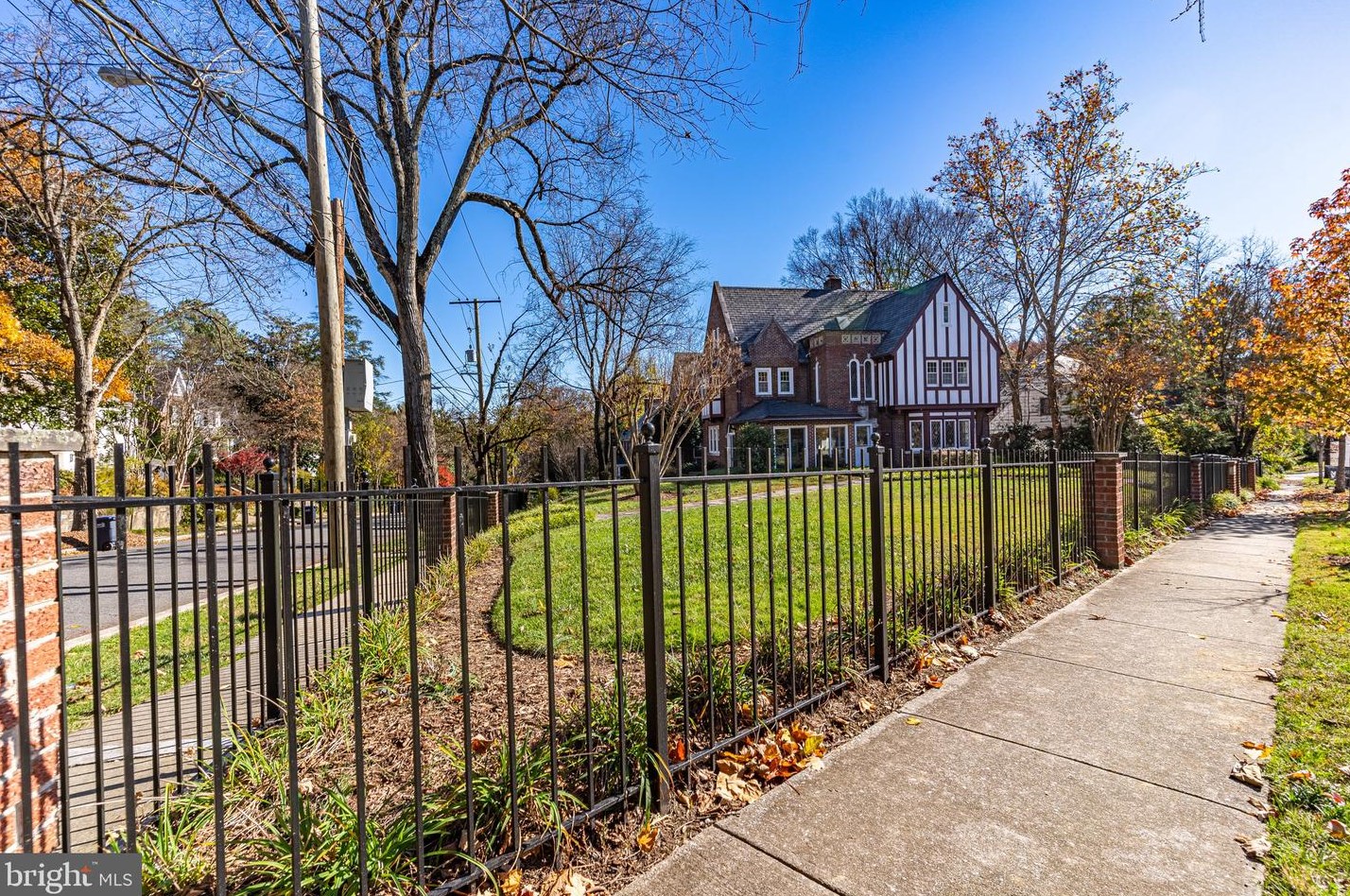 4828 Linnean Ave, Washington DC 20008-2123 exterior