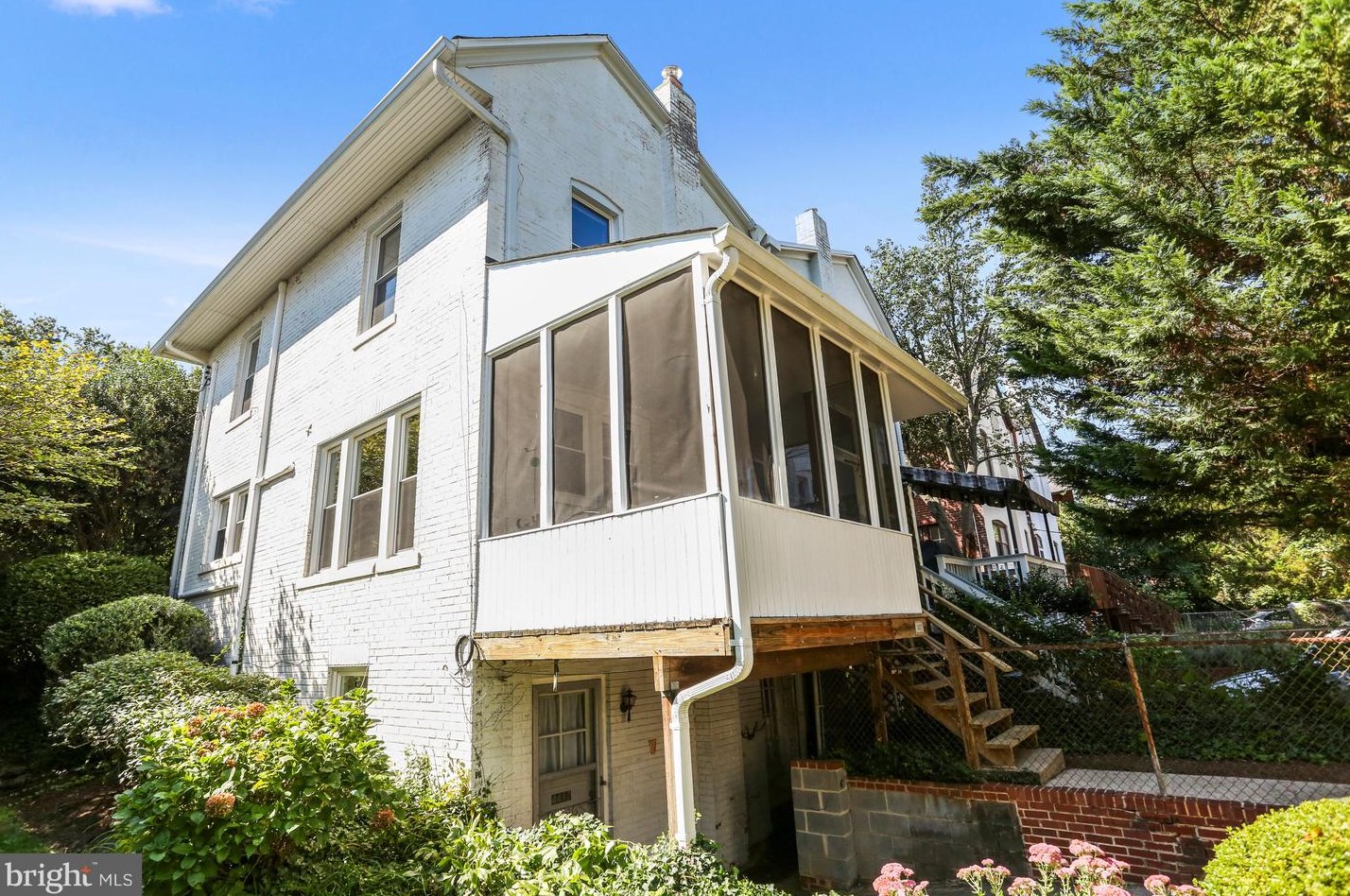 4417 Fessenden St, Washington DC 20016-4243 exterior