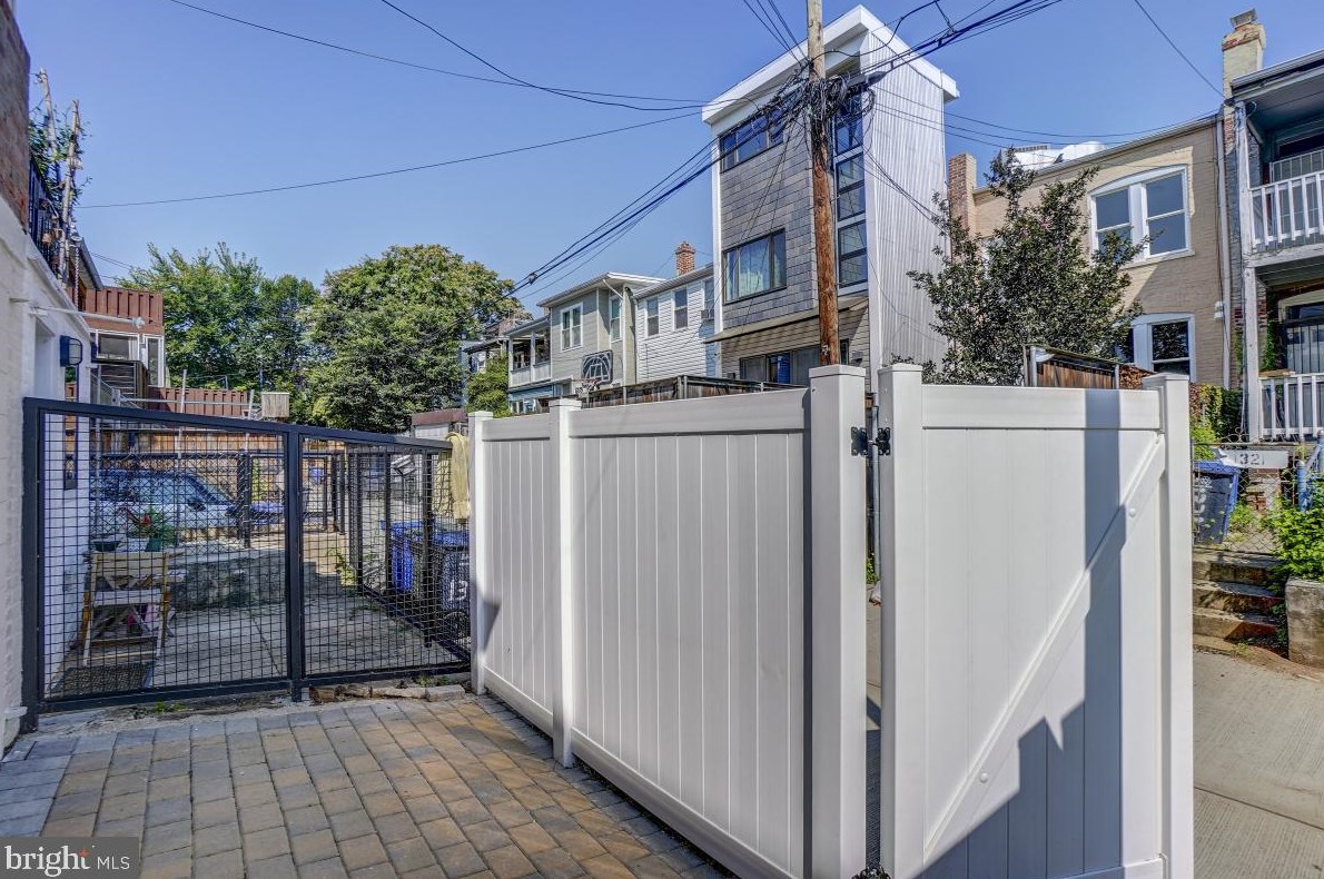 1320 Corbin Pl, Washington DC 20002 exterior