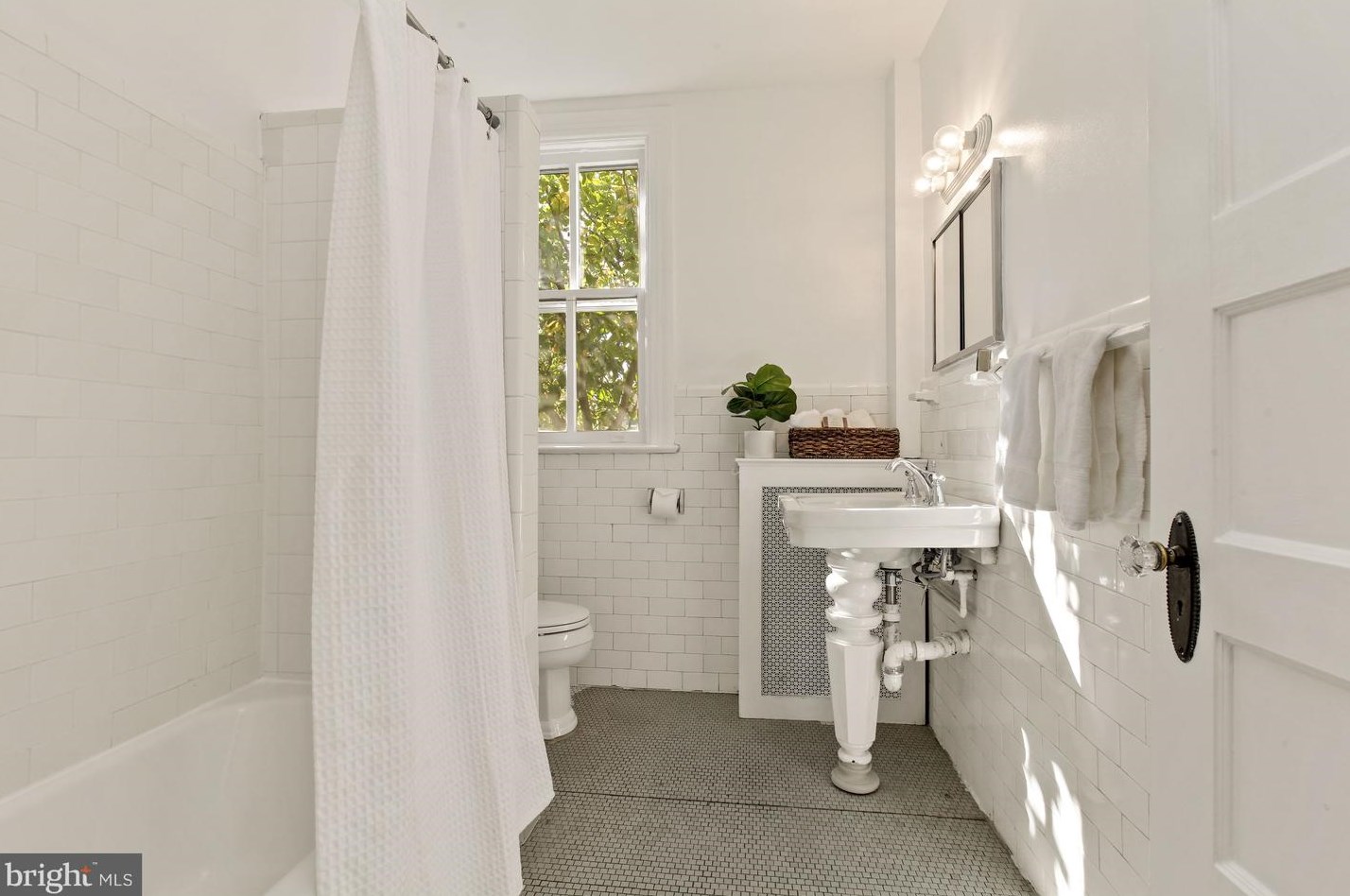 404 7 St, Washington DC 20024-2576 exterior