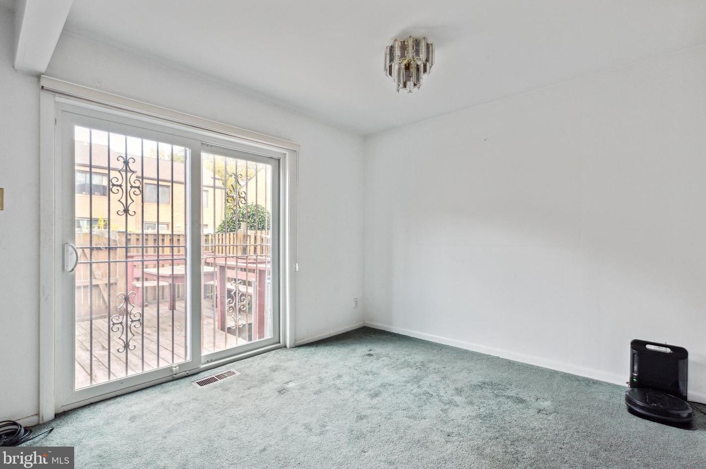 3110 Apple Rd, Washington DC 20018-1605 exterior