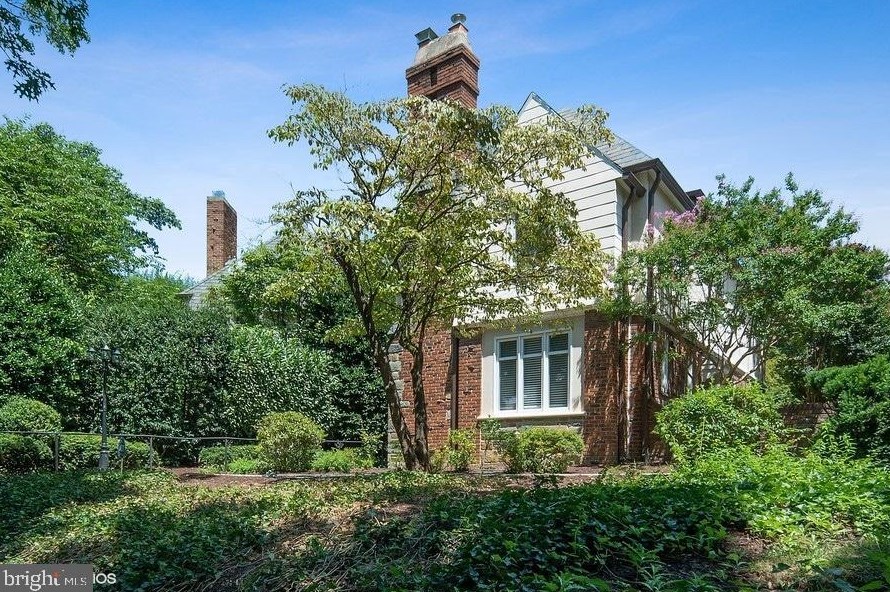 3733 Massachusetts Ave, Washington DC  20019-2943 exterior