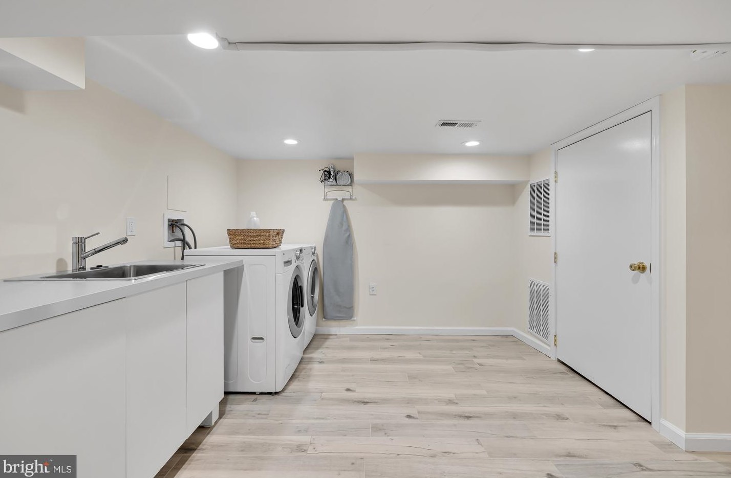 613 Kenyon St, Washington DC  20010-2909 exterior