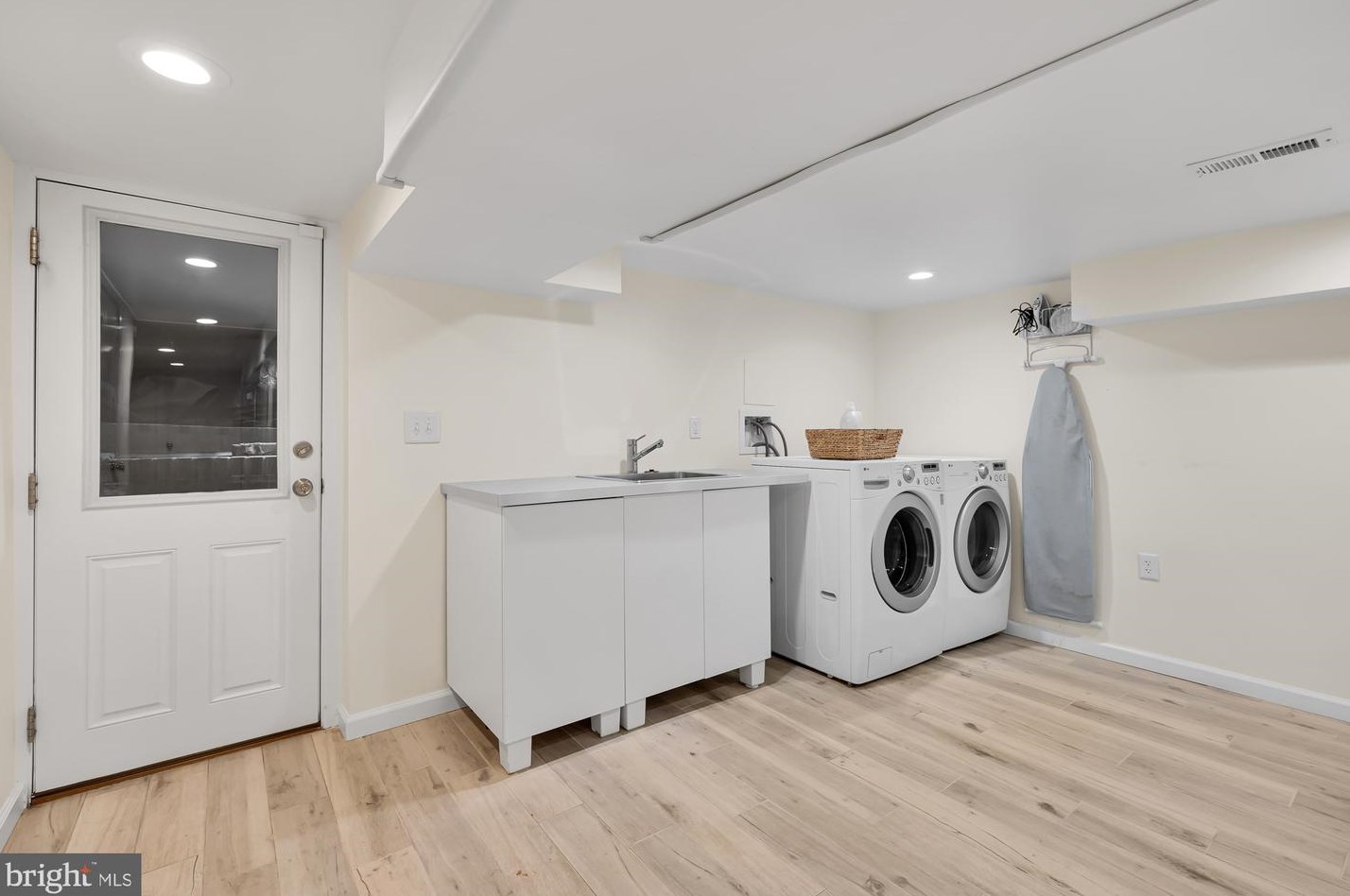 613 Kenyon St, Washington DC  20010-2909 exterior