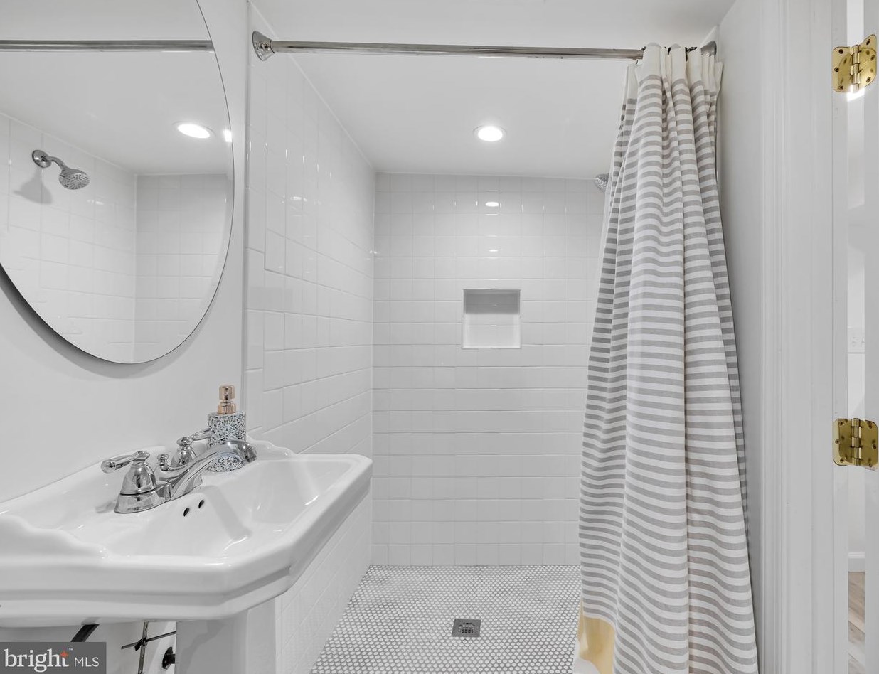 613 Kenyon St, Washington DC  20010-2909 exterior