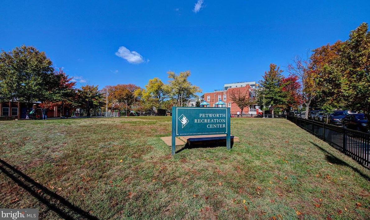 222 Farragut St, Washington DC 20011-4179 exterior