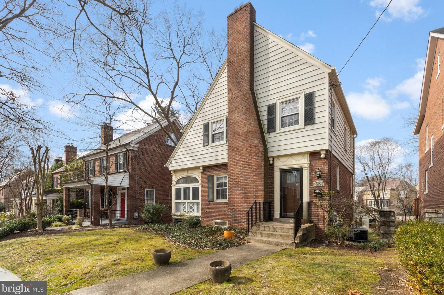 5424 32nd St, Washington DC  20015-1304 exterior