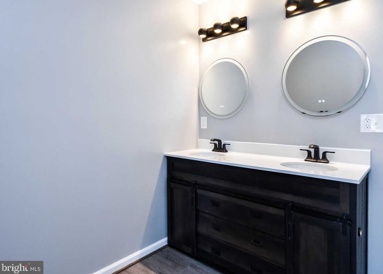 5220 Astor Pl, Washington DC  20019-6447 exterior