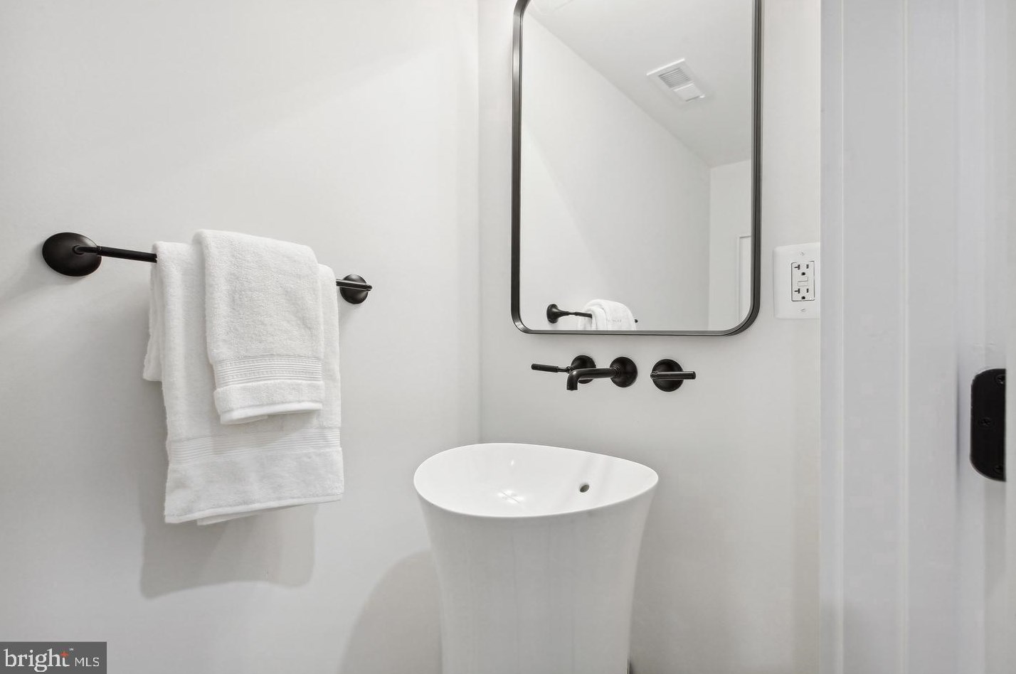 1416 A St, Washington DC  20003-1523 exterior