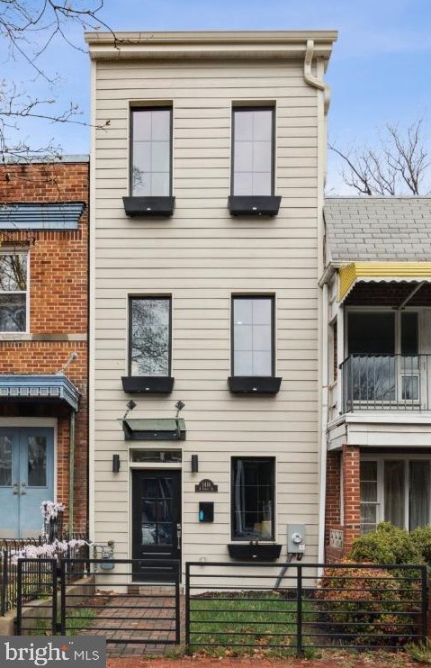 1416 A St, Washington DC  20003-1523 exterior