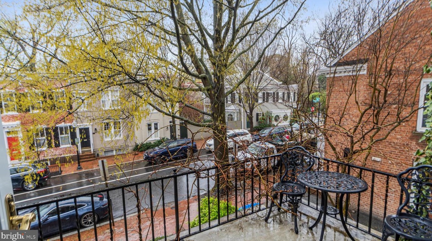 1667 34th St, Washington DC  20007-2742 exterior