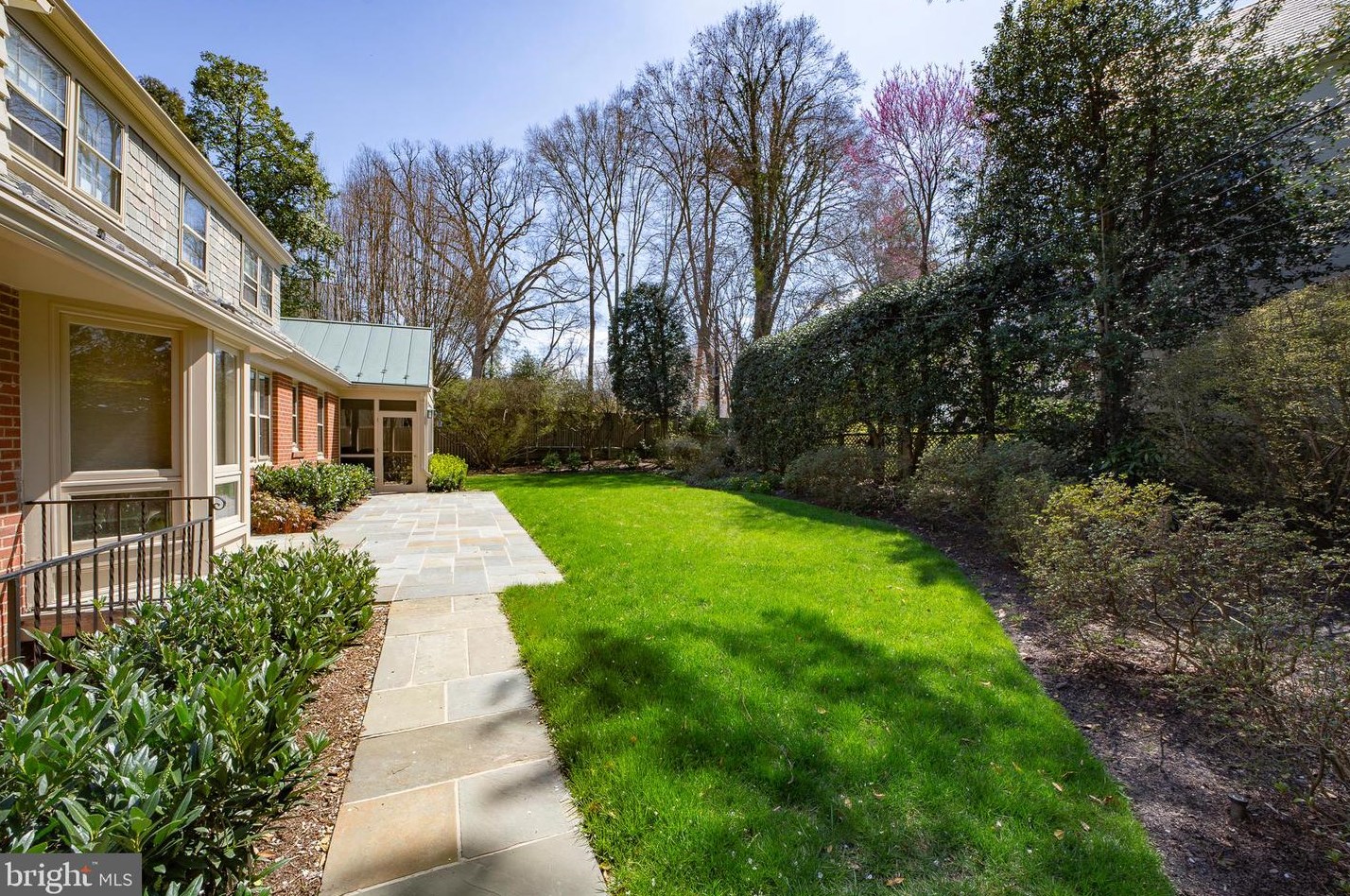 5042 Overlook Rd, Washington DC 20016-1911 exterior