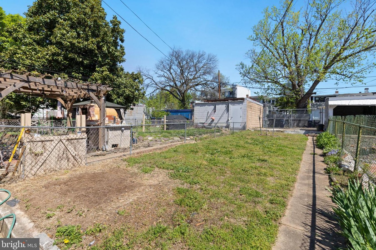 1422 Morse St, Washington DC  20002-3970 exterior