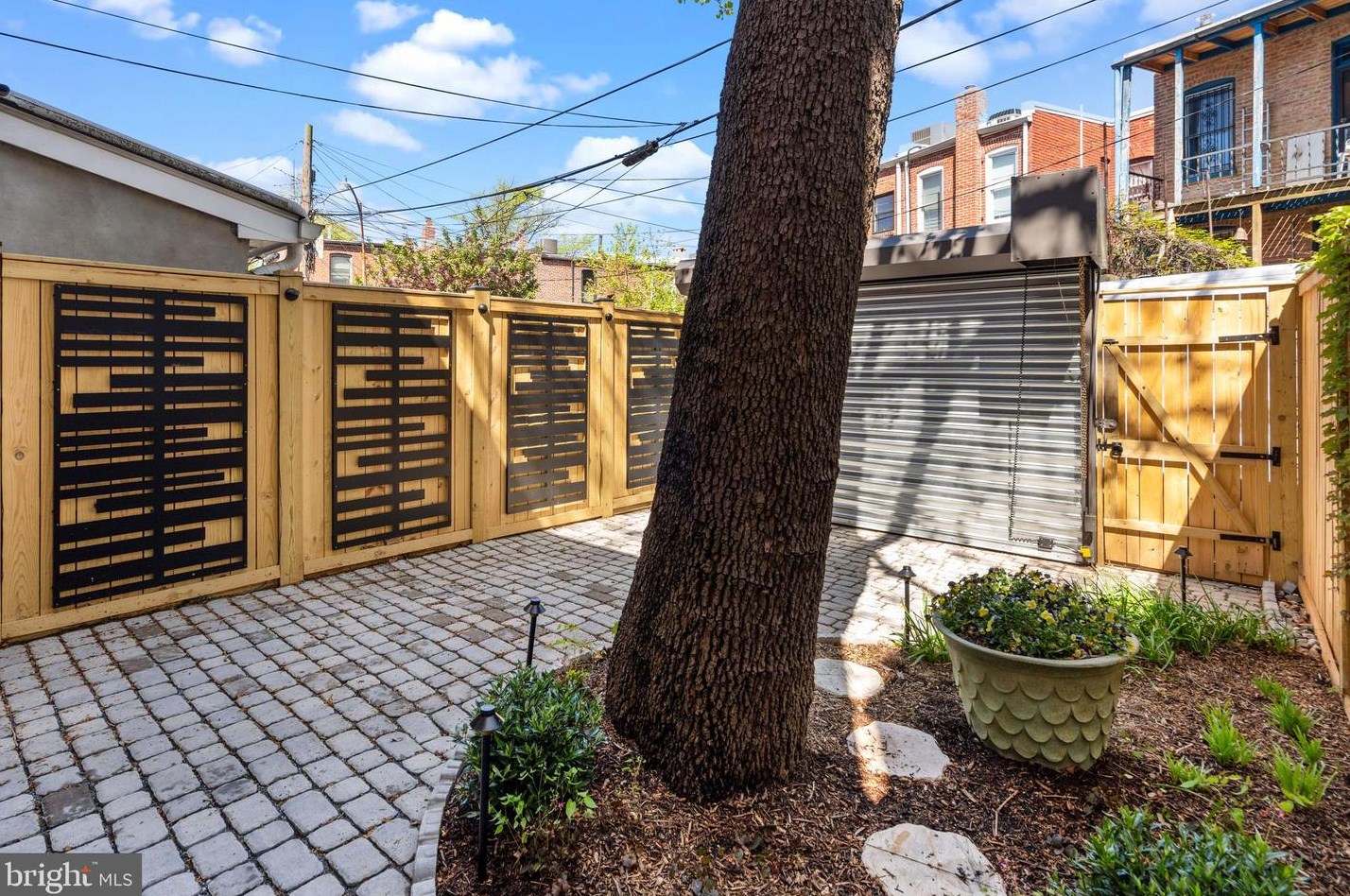 318 Carolina Ave, Washington DC 20003-2004 exterior