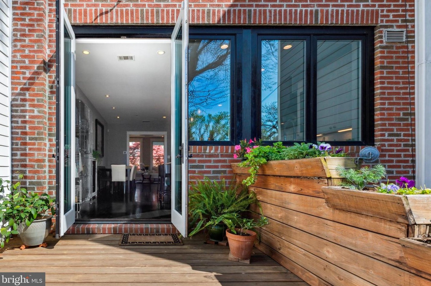 1413 Capitol St, Washington DC 20003-1571 exterior